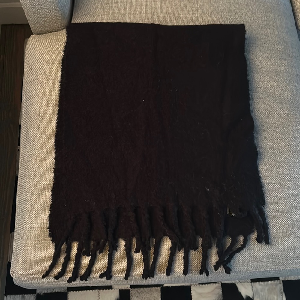 Black Chunky Aritzia Scarf